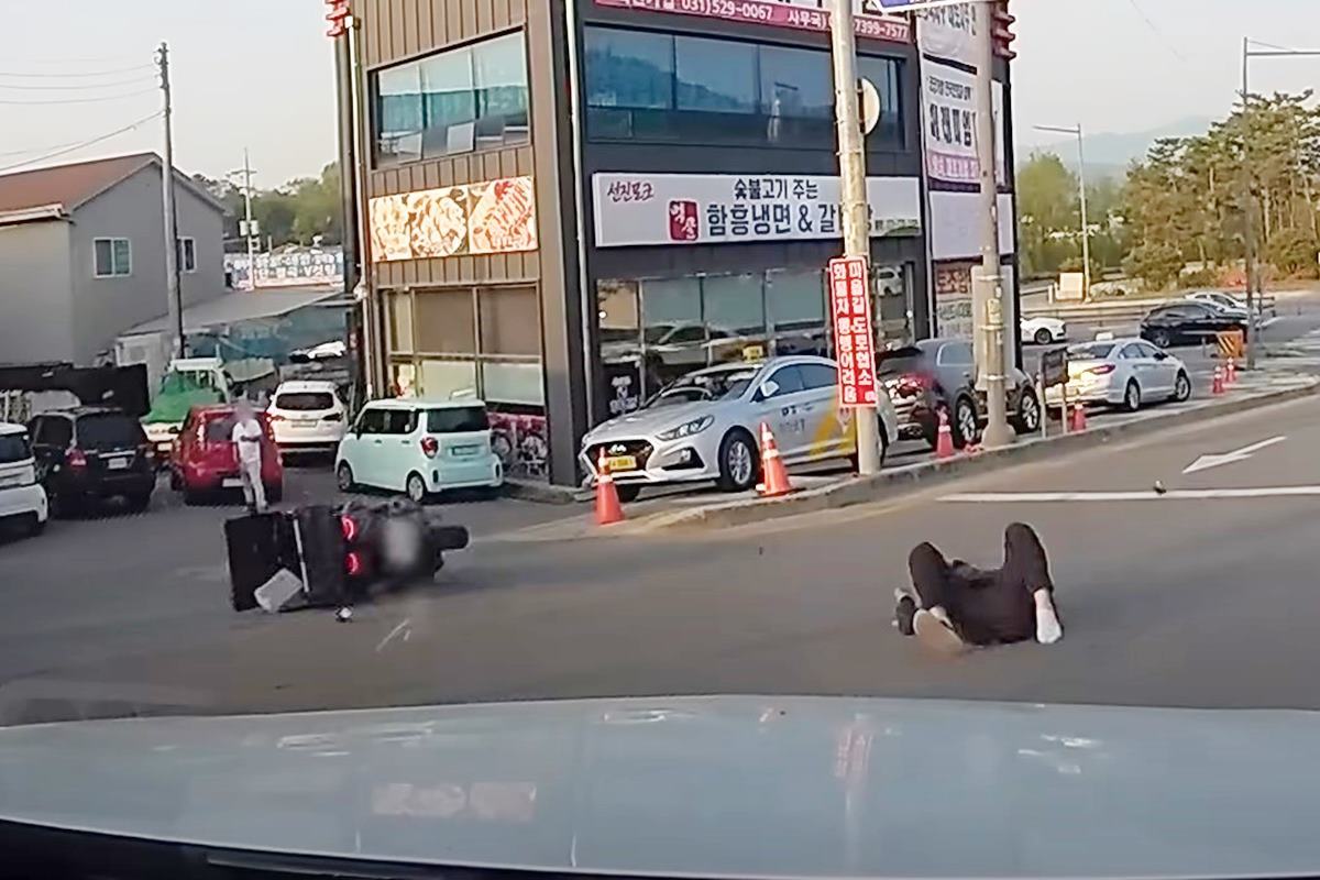 추돌 후 넘어진 오토바이 운전자 사진 출처 = 유튜브 채널 '한문철TV'.jpg