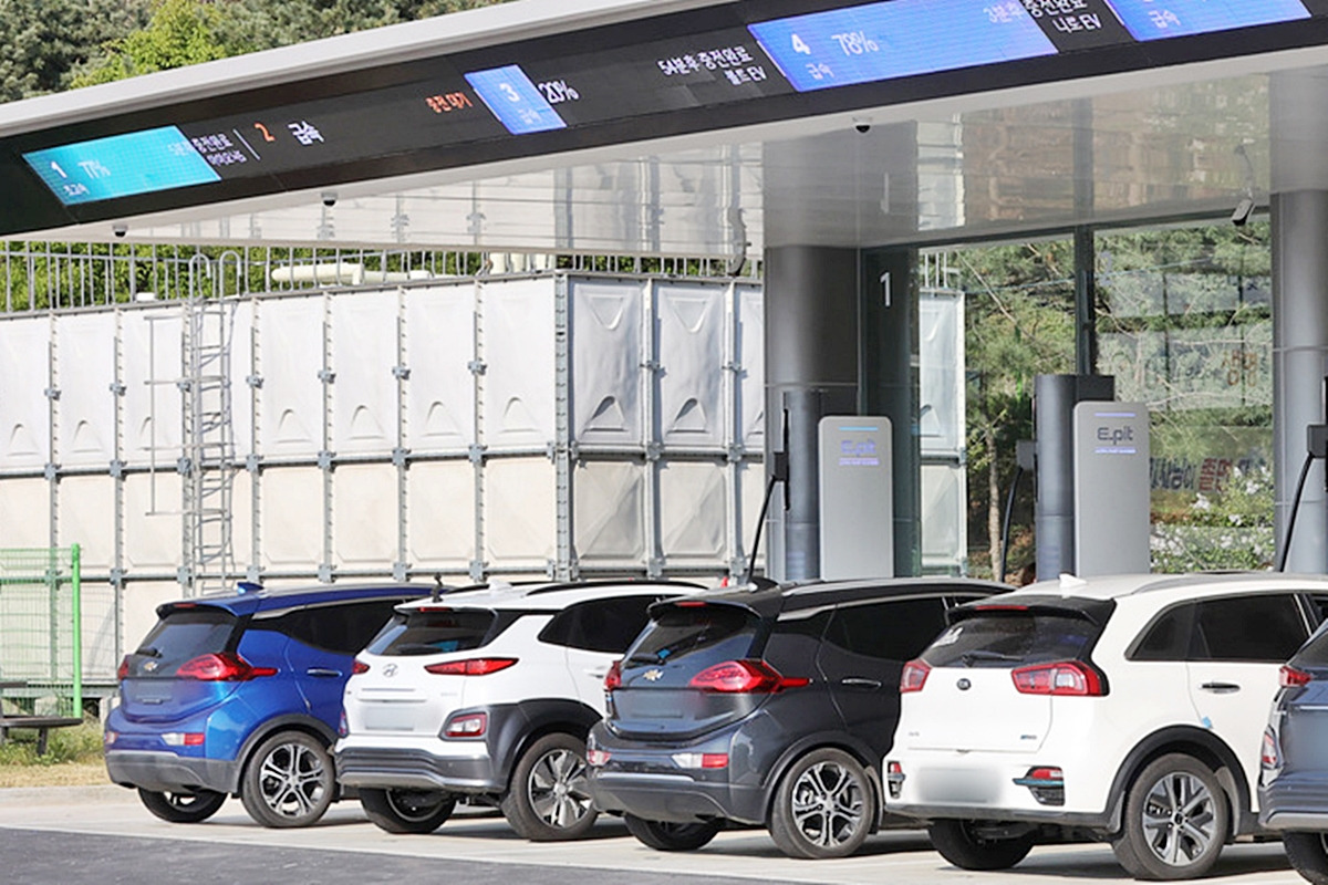 6_꽉 찬 전기차 충전소_뉴스1.jpg