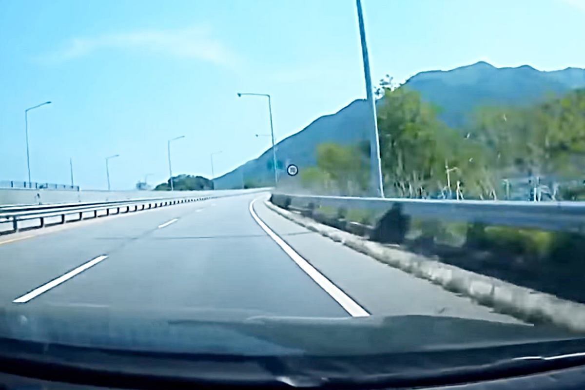 맨홀 뚜껑을 밟고 휘청이는 차 사진 출처 = 유튜브 채널 '한문철TV'.jpg