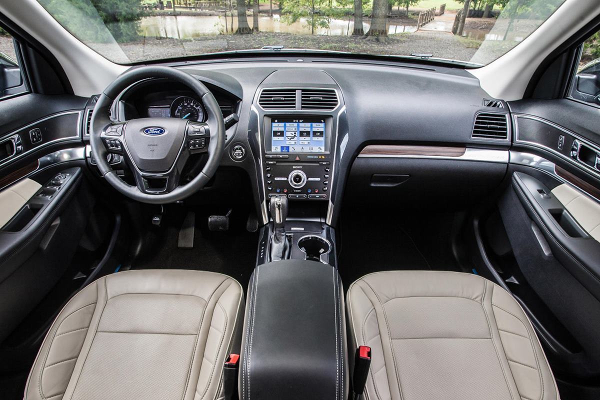 5세대 포드 익스플로러 인테리어 사진 출처 = 'CarBuzz'.jpg