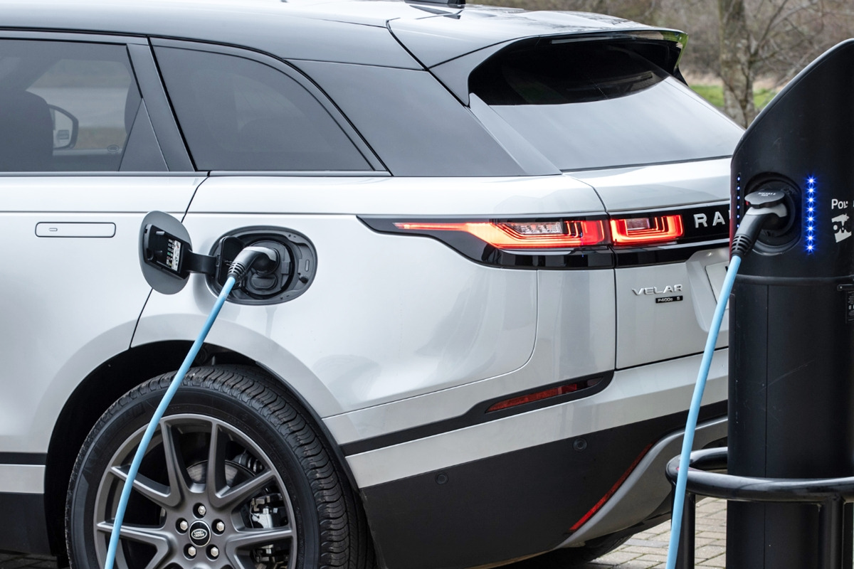 6_랜드로버 레인지로버 벨라 PHEV_Rockar.jpg