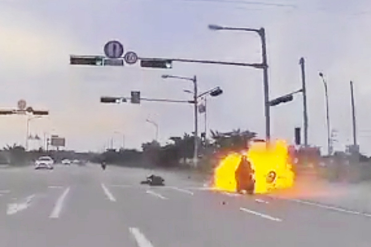 오토바이 _폭발.jpg