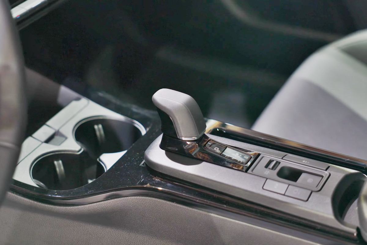 4_토요타 프리우스 전자식 변속 레버_유튜브 채널 'Kelley Blue Book'.jpg