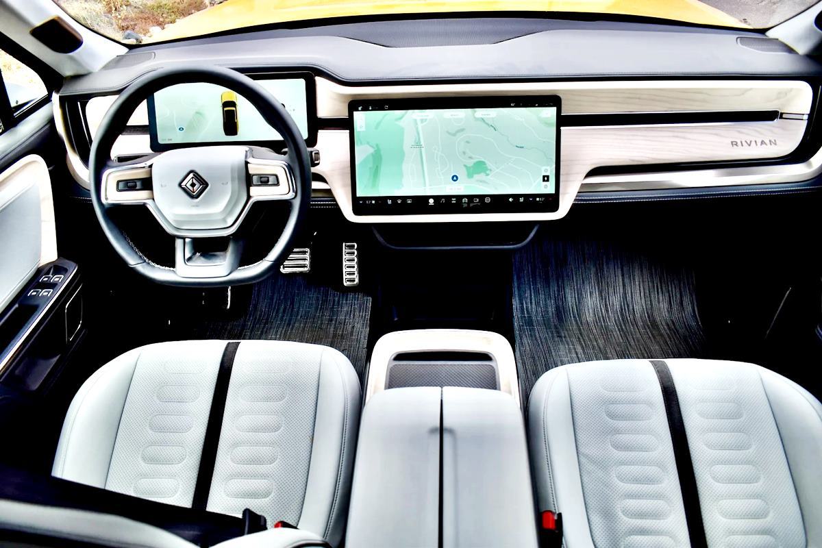 리비안 R1T 내부 The Drive.jpg