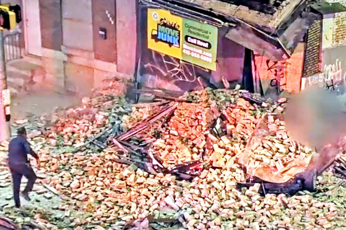 구조를 진행하는 경찰 Youtube WJZ.jpg