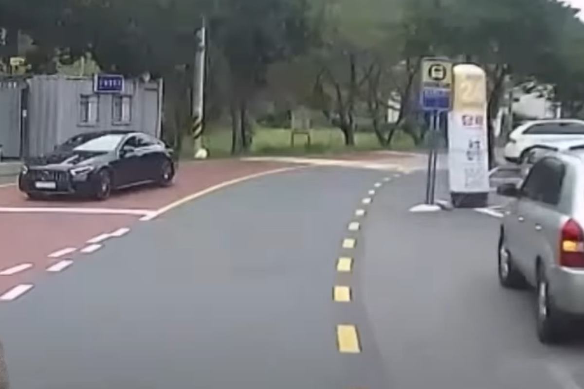 황색 실선을 침범한 버스 차량 사진 출처 = Youtube '한문철TV'.jpg