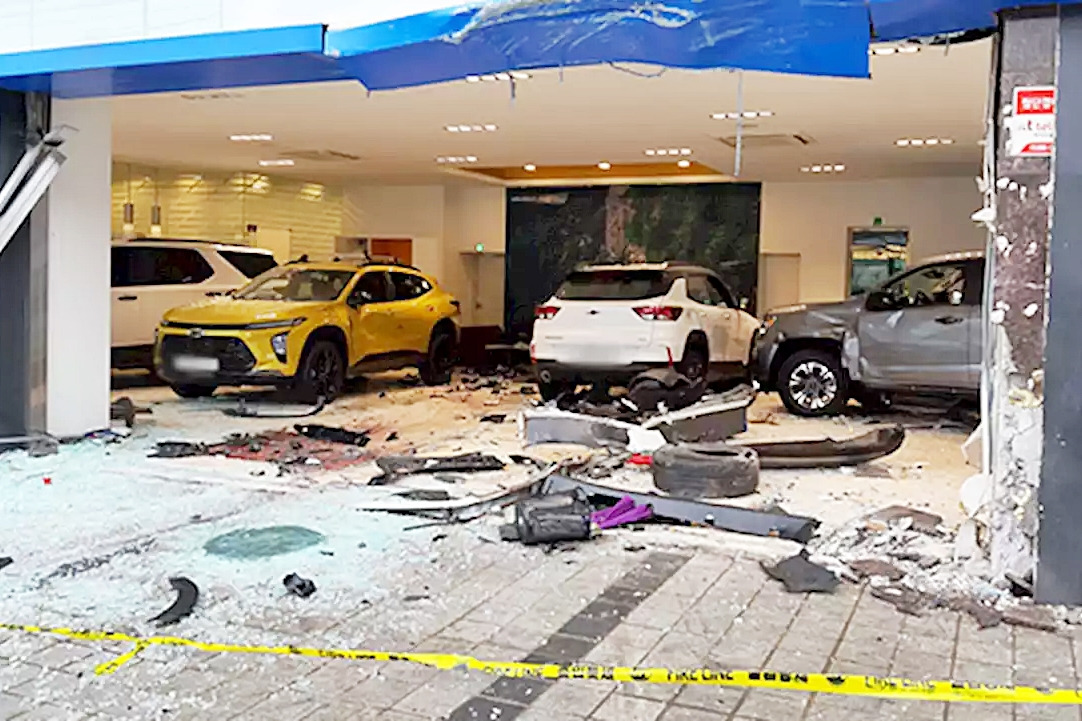 3_현대 아이오닉 5 택시 쉐보레 전시장 돌진 사고_강서소방서.jpg