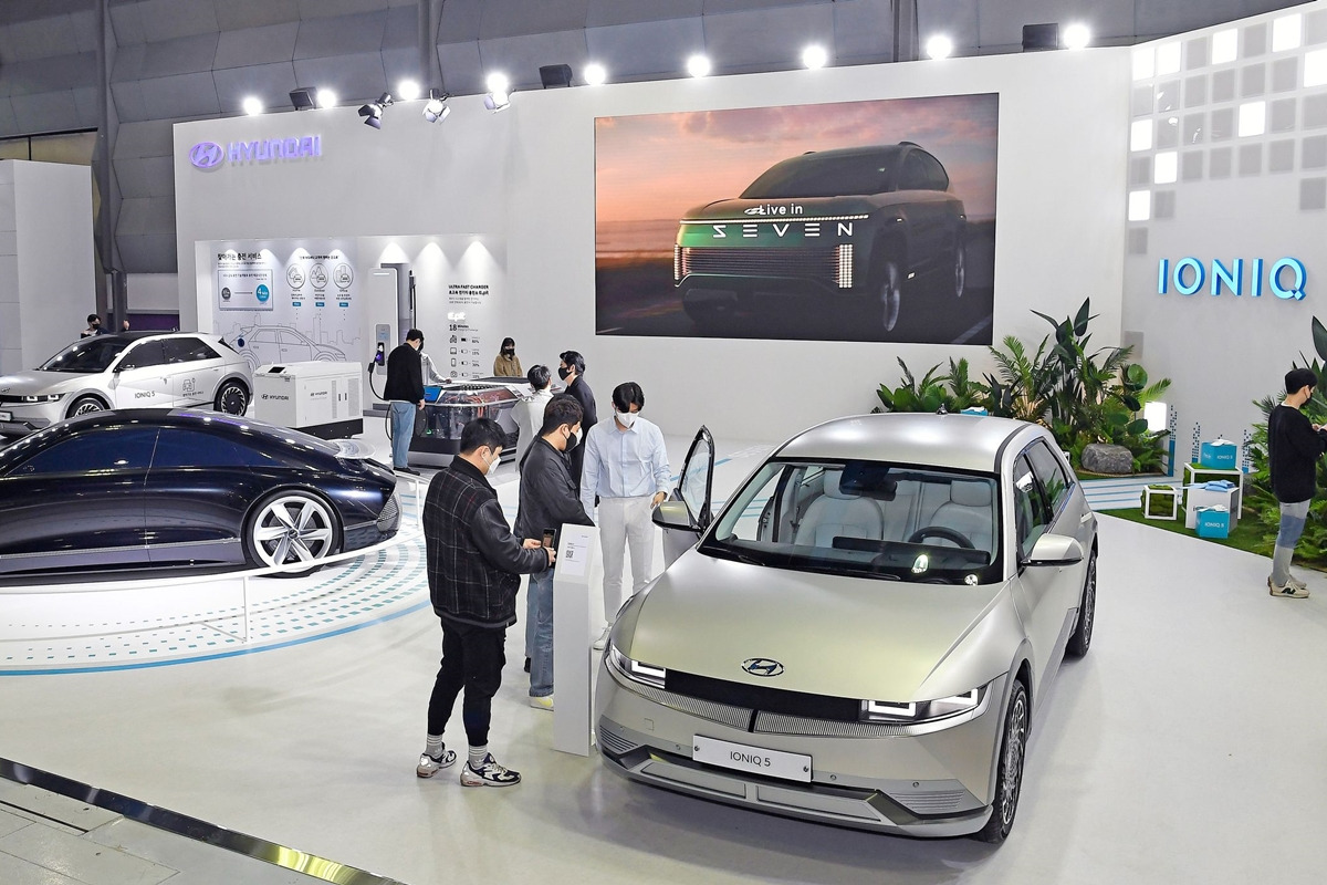 현대자동차 제공_xEV 현대자동차관에 아이오닉 5, 콘셉트카 프로페시 등이 전시돼 있다.jpg