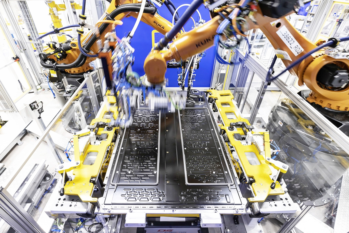 2_생산 중인 전기차 배터리_Green Car Reports.jpg