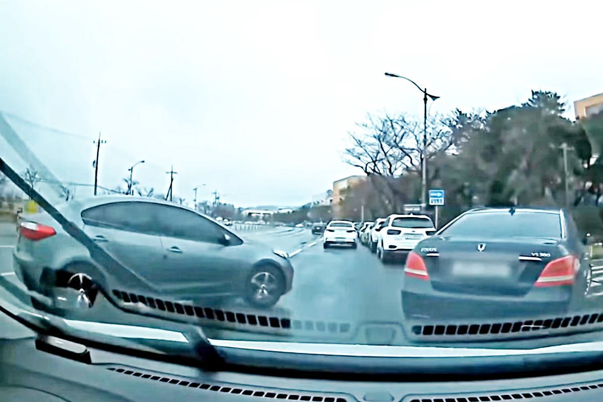 마트 줄을 새치기하려는 운전자 사진 출처 = Youtube '한문철TV' .jpg