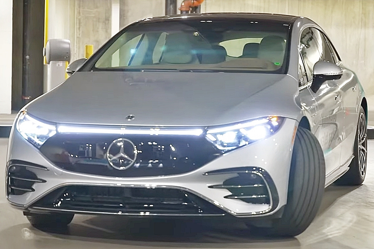 2_인텔리전트 파크 작동 중인 메르세데스-EQ EQS_유튜브 채널 'DPCcars'.jpg