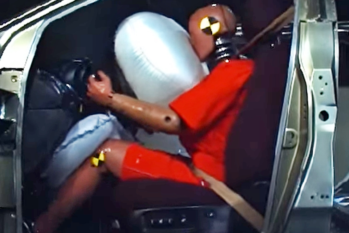 7_무릎 에어백_YouTube 'soupy69'.jpg