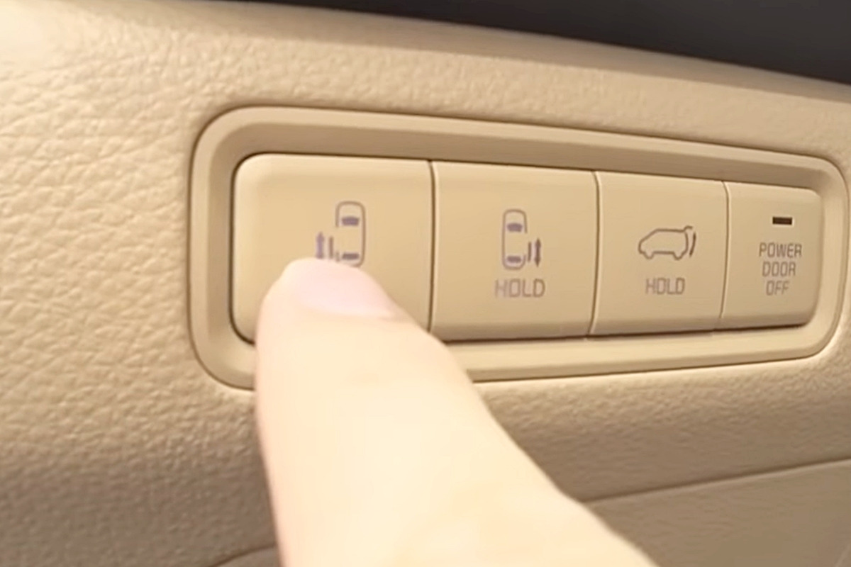 3_기아 카니발 슬라이딩 도어 버튼_유튜브 채널 '오토브라더스'.jpg