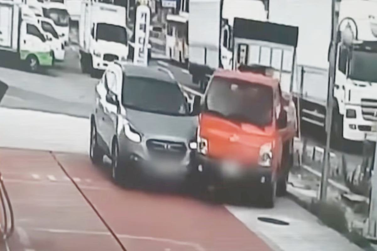 주유소에서 새치기하려다 발생한 사고 사진 출처 = Youtube '한문철TV' .jpg