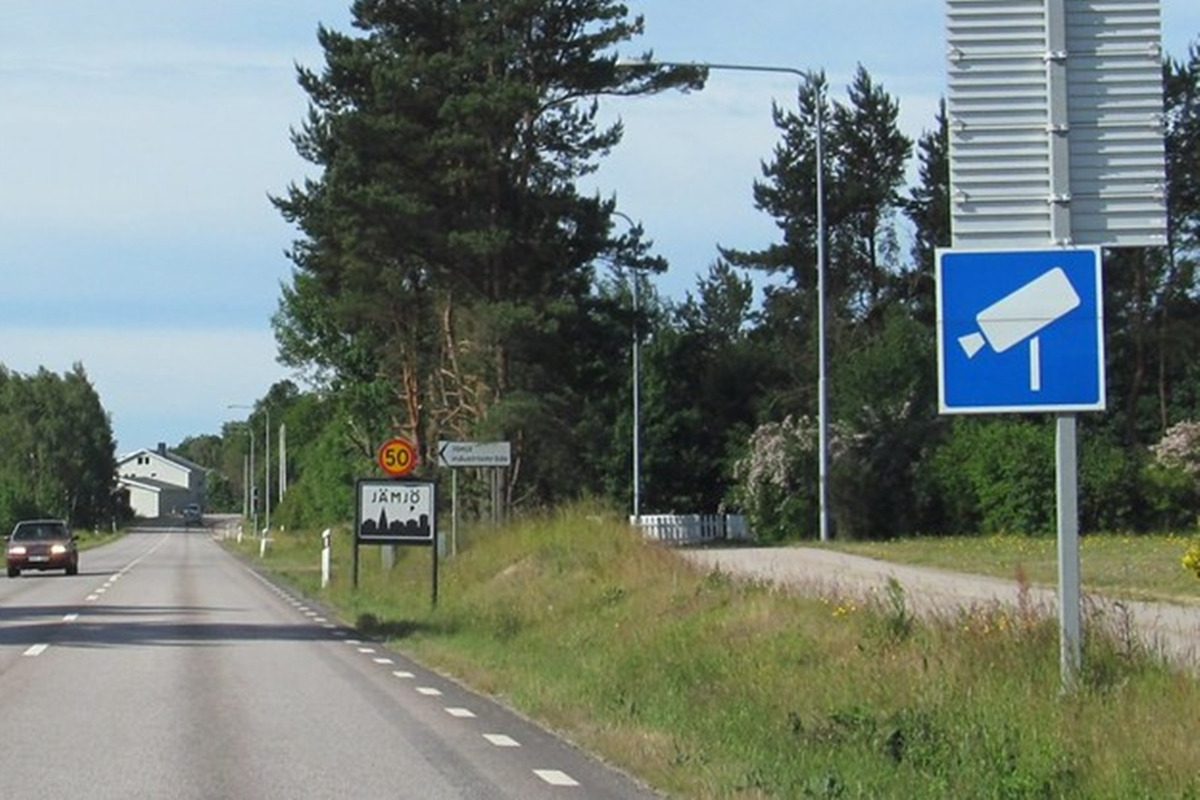 1_스웨단 과속 단속 경고 표지판_Flickr.jpg