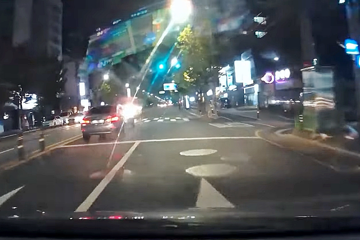 2_블랙박스 화면_유튜브 채널 '한문철 TV'.jpg