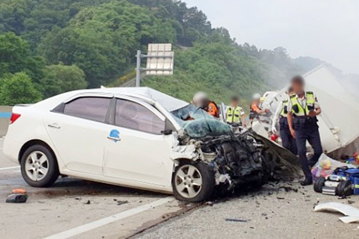 6_고속도로 역주행 사망 사고 피해 차량_연합뉴스.jpg