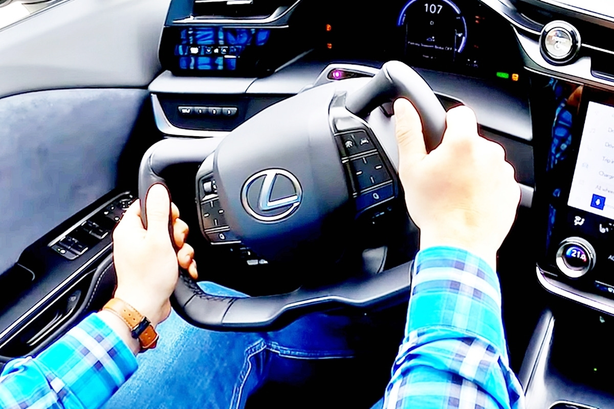 0_렉서스 RZ 스티어 바이 와이어_유튜브 채널 '1001cars'.jpg