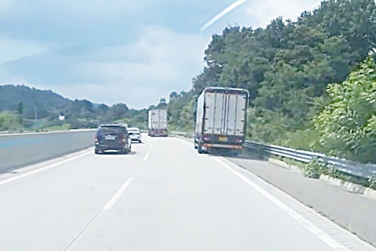 기울어지는 트럭 사진 출처 = '보배드림'.jpg