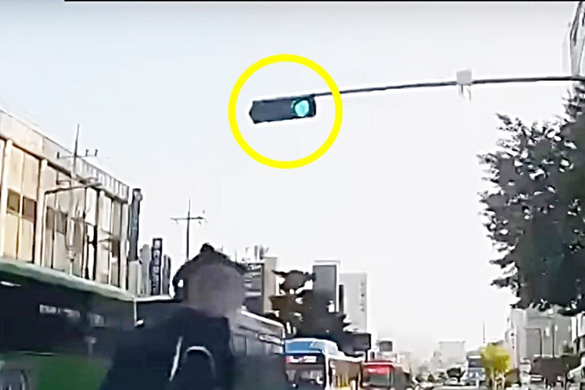 청색 신호에 출발한 운전자 사진 출처 = 유튜브 채널 '한문철TV'.jpg