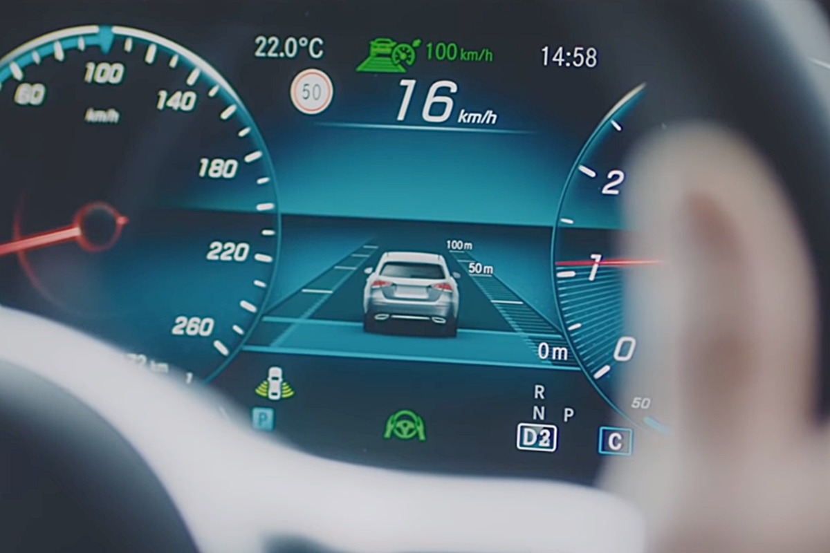 1_메르세데스-벤츠 액티브 디스턴스 어시스트 디스트로닉 작동 화면_유튜브 채널 'Mercedes-Benz'.jpg