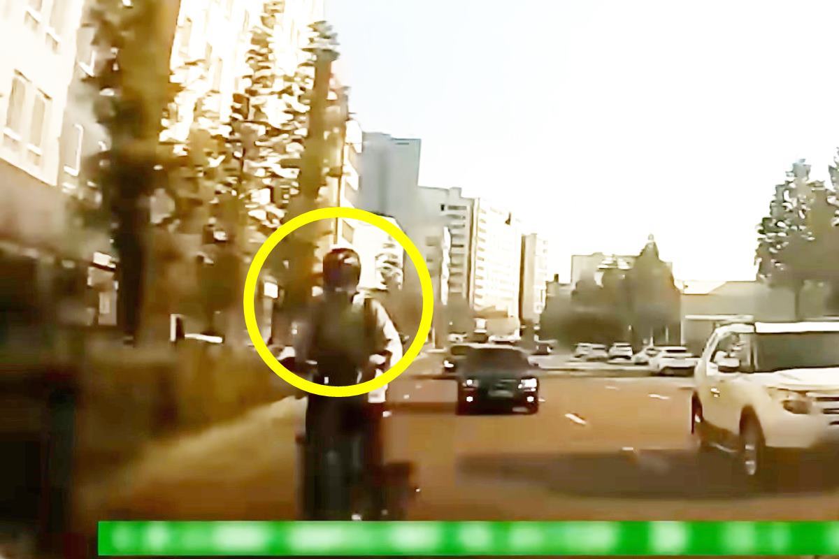 후방에서 빠르게 제보자와 보도 사이로 들어오는 킥보드 사진 출처 = Youtube '한문철TV'.jpg