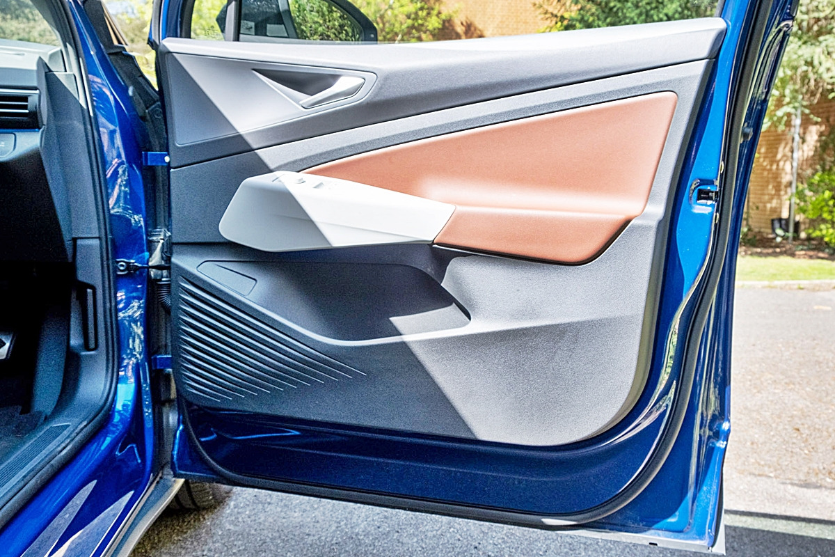 1_폭스바겐 ID.4 1열 도어_Totally EV.jpg