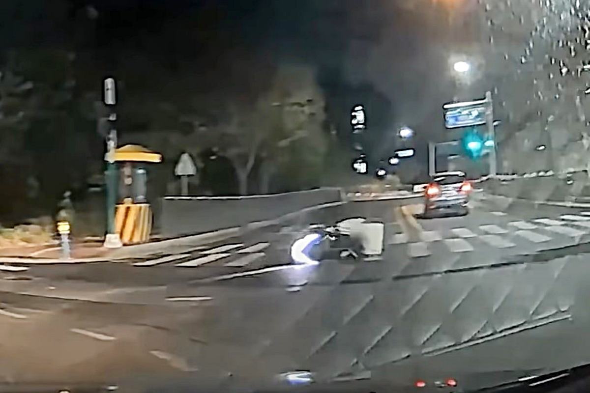 놀라서 쓰러지고 자동차 운전자 탓을 한 오토바이, 사건과 무관한 사진 사진 출처 = Youtube '한문철TV'.jpg