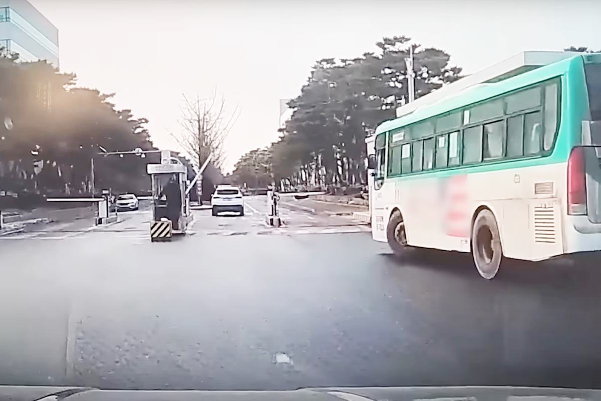 깜빡이 없이 좌회전하려는 버스 사진 출처 = Youtube '블박맛집'.jpg