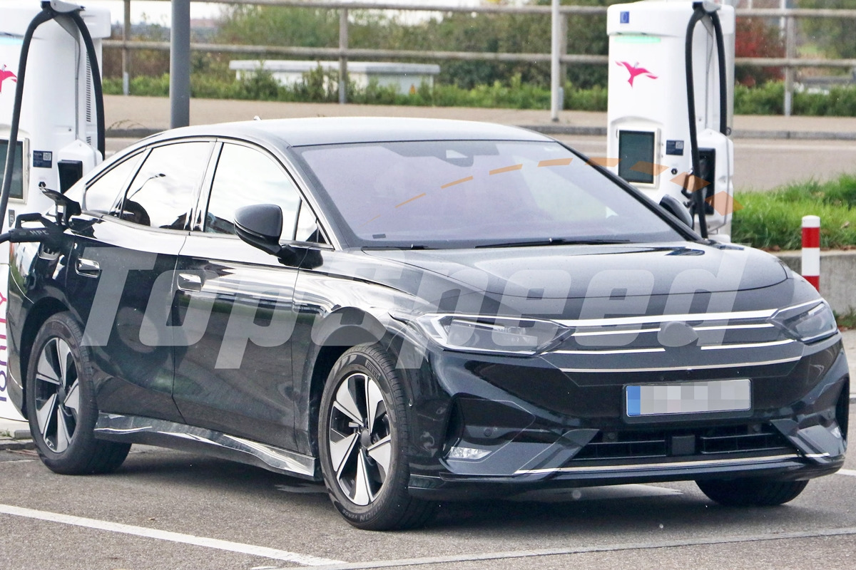 6_충전 중인 폭스바겐 ID.7 테스트카_Top Speed.jpg