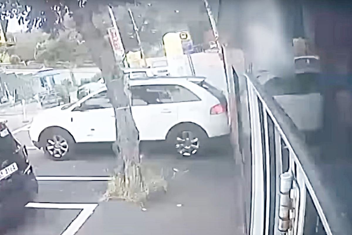 후진 차량을 긁은 버스 사진 출처 = Youtube '한문철TV'.jpg