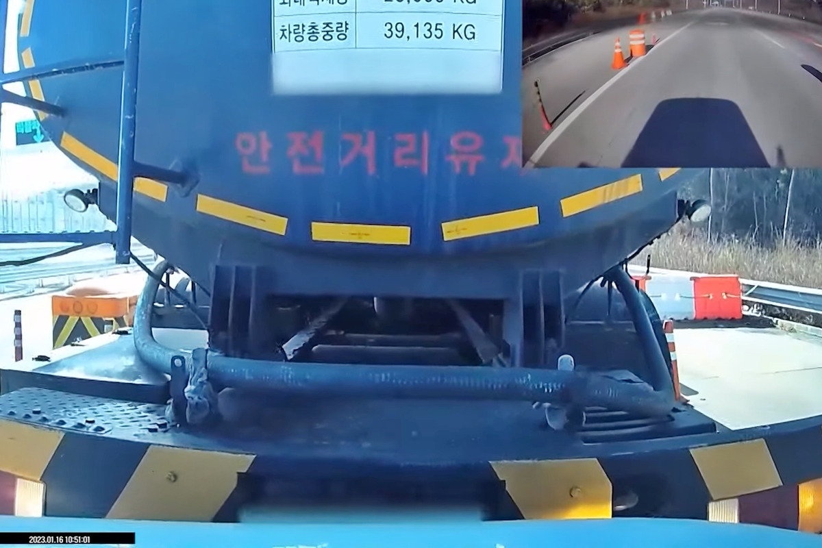 2_충돌하는 화물차_유튜브 채널 '한문철 TV'.jpg