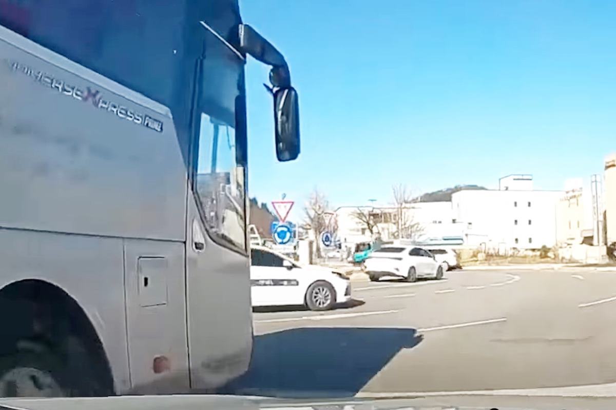 경적에 멈추는 버스 사진 출처 = 유튜브 채널 '블박맛집'.jpg