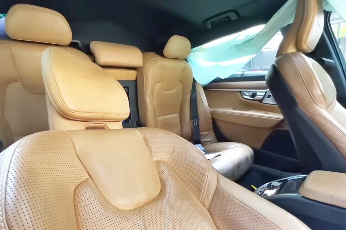 4_볼보 S90 반파 사고 차량 실내_유튜브 채널 'Baiju N Nair'.jpg