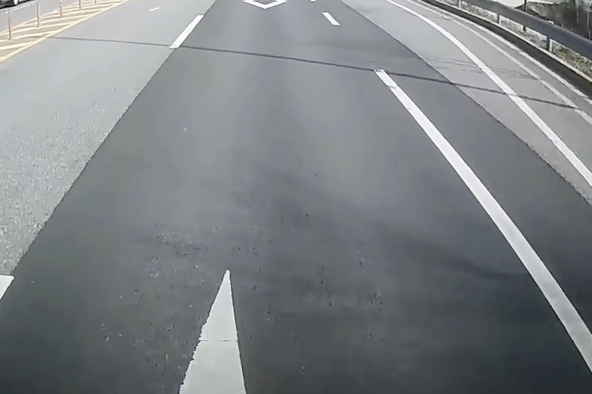 차가 흔들리면서 멈춘 상황 사진 출처 = '한문철TV'.jpg