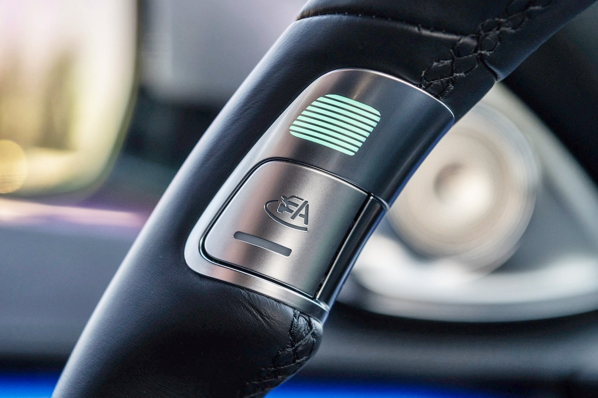 3_메르세데스-벤츠 드라이브 파일럿 활성화 버튼_TechCrunch.jpg