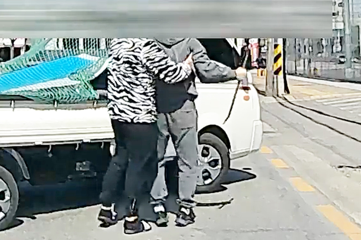 0_빠루 꺼내 든 포터 운전자_보배드림.jpg