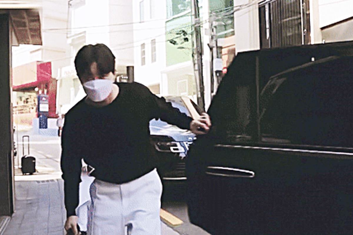 레인지로버에서 내리는 박서준.jpg