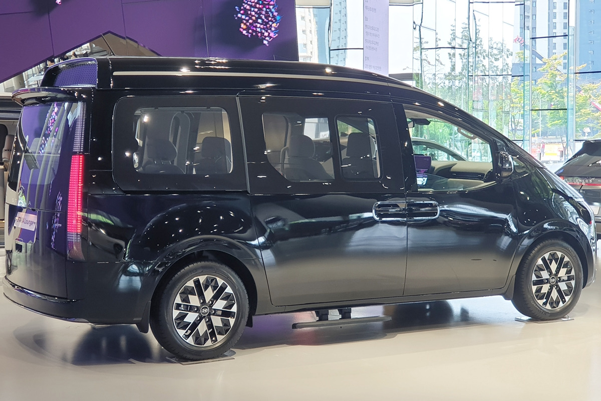 8_현대 스타리아 라운지 리무진_Wikipedia.jpg