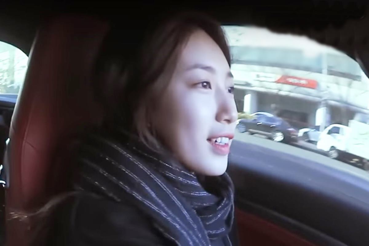 운전 중인 수지 사진 출처 = 'Dingo'.jpg