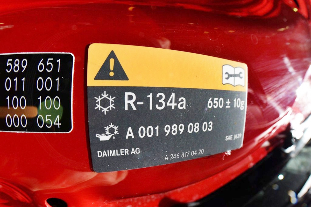 2_메르세데스-벤츠 R-134a 냉배 라벨_The New York Times.jpg