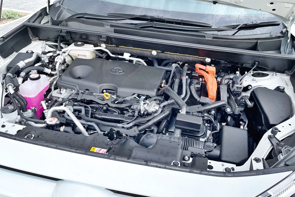 1_토요타 RAV4 PHEV 엔진룸_Cars co za.jpg