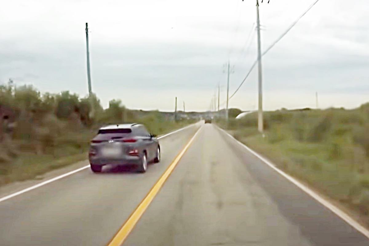 2차선에서 과속으로 역주행 추월하는 차량 사진 출처 = 유튜브 채널 '한문철TV'.jpg