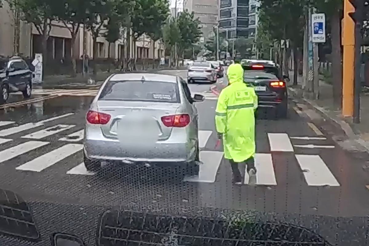 마트 줄에 새치기하는 차를 쫓아내는 주차요원 사진 출처 = Youtube '10시 10분_,thtm'.jpg