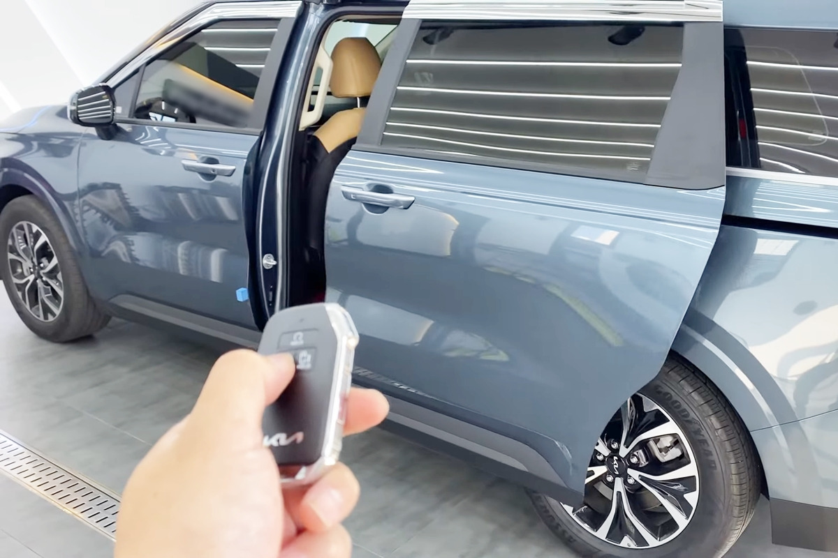 2_카니발 슬라이딩 도어 원격 작동_유튜브 채널 '카패션'.jpg