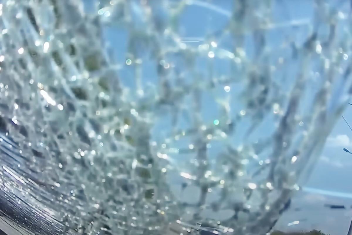 완전히 부서진 앞 유리 사진 출처 = 유튜브 채널 '한문철TV'.jpg