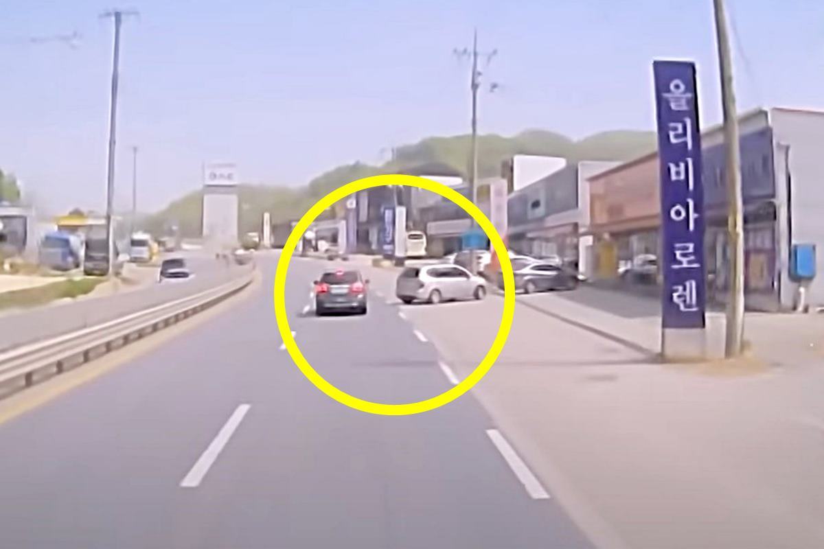 후진하는 카렌스와 급정거한 올란도 사진 출처 = Youtube '한문철TV'.jpg