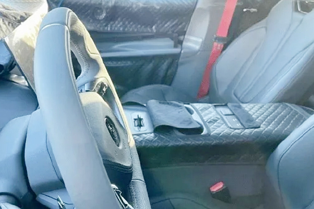 3_로터스 타입 133 1열 실내_Carscoops.jpg