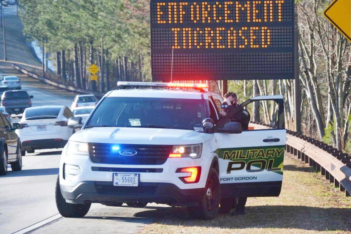 1_과속 단속 중인 경찰_'Army.mil'.jpg