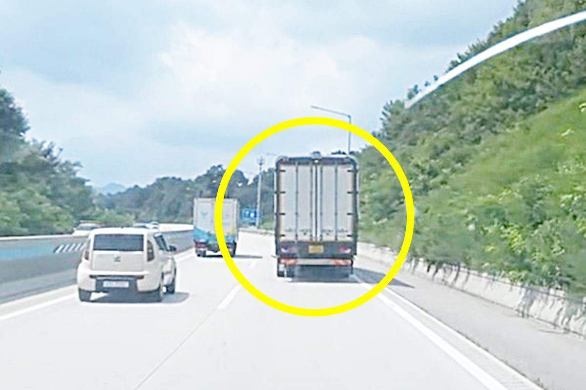 도로를 달리던 트럭 사진 출처 = '보배드림'.jpg